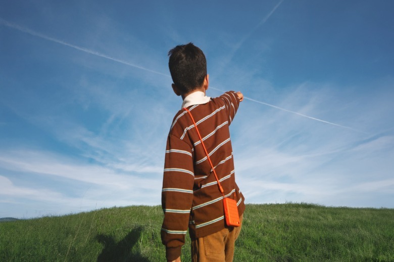 Un enfant utilisant un smartphone Freckle.
