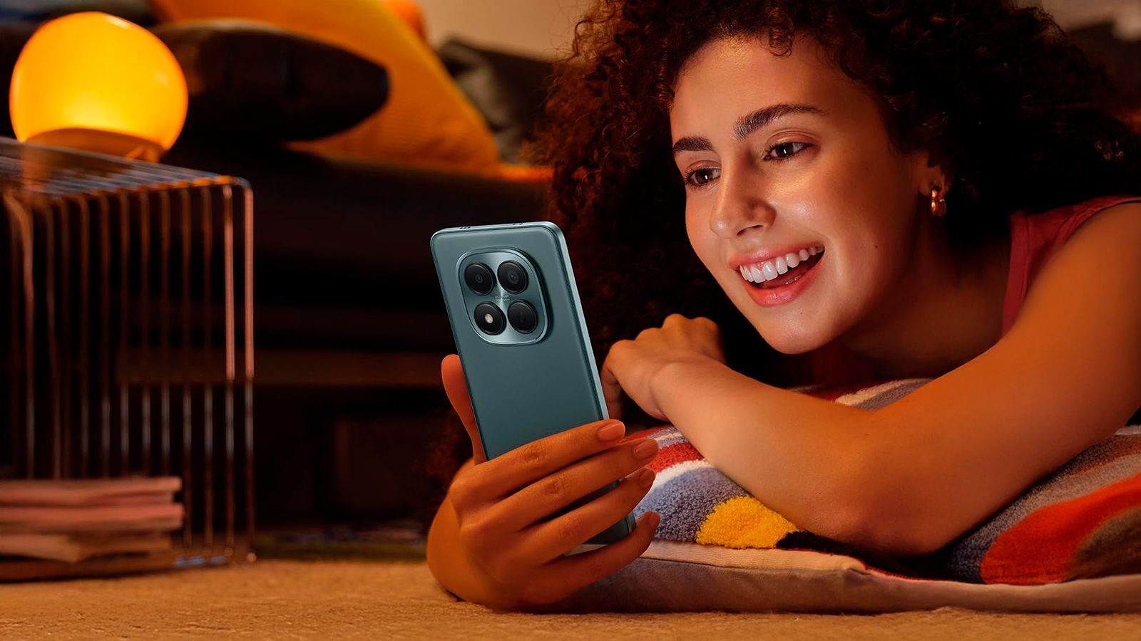 Smartphone Xiaomi Redmi Note 15 Pro en couleur Glacier Blue, montrant son écran AMOLED et son module de triple caméra arrière