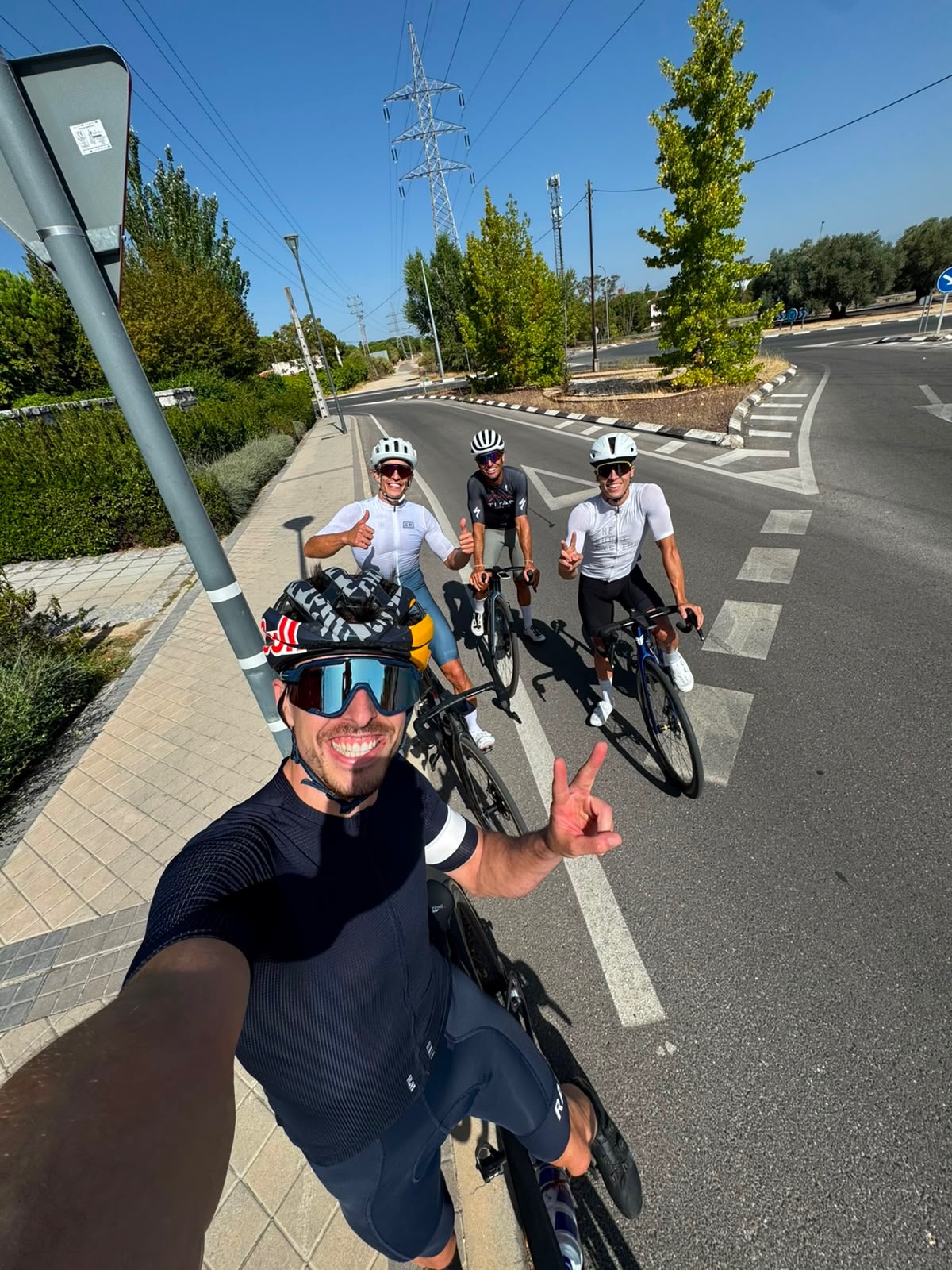 Álex avec Marc en arrière-plan, à vélo.