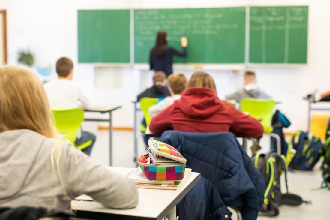 Des élèves lors d'un cours dans leur classe.