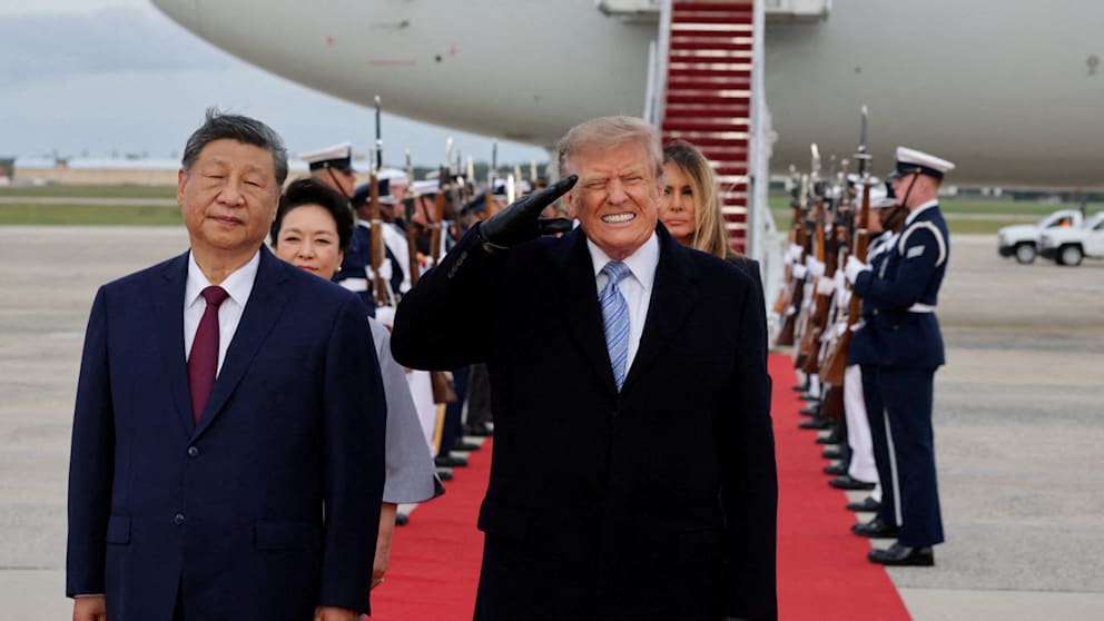 Trump grimace à cause du bruit de l'avion, tandis que Xi reste de marbre