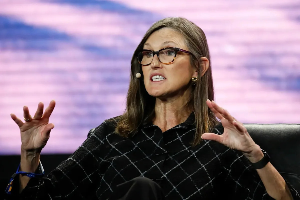 Cathie Wood affirme que le Bitcoin n'est pas mort, quelques jours après la vente de son propre ETF Bitcoin par ARK