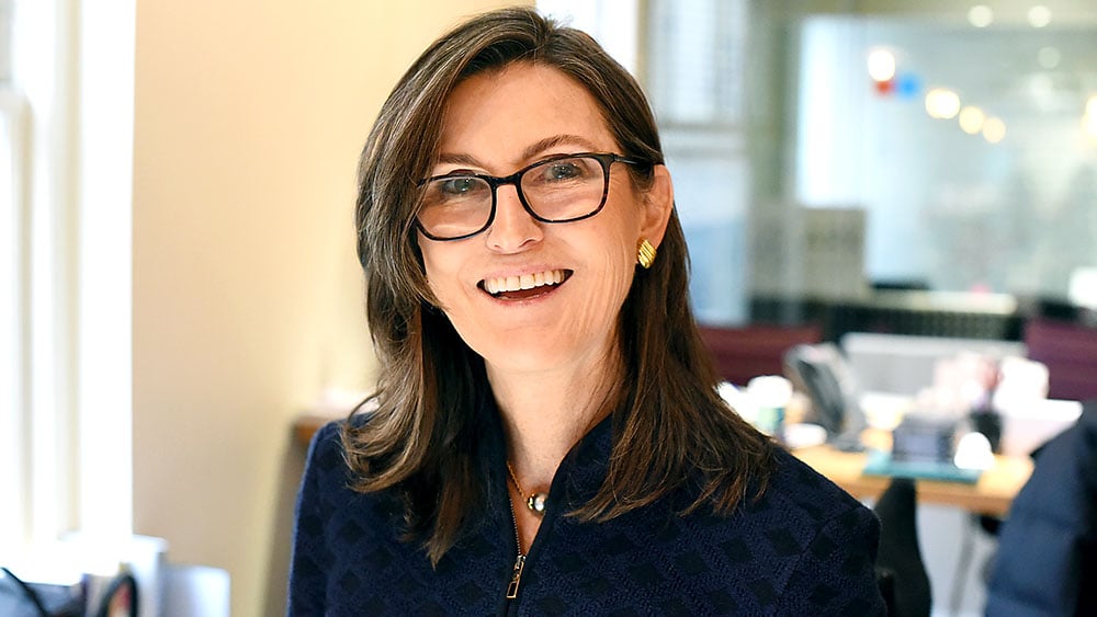 Cathie Wood se débarrasse de 60 millions de dollars en actions crypto avant le vote sur la Clarity Act !