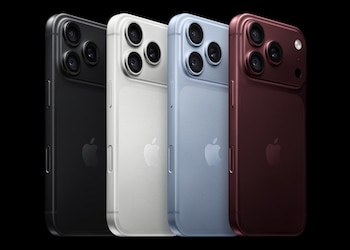 Quatre smartphones alignés.