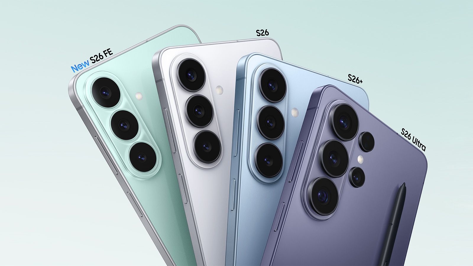 Quatre smartphones Samsung Galaxy S26 vus de l'arrière pour mettre en évidence le design des caméras.