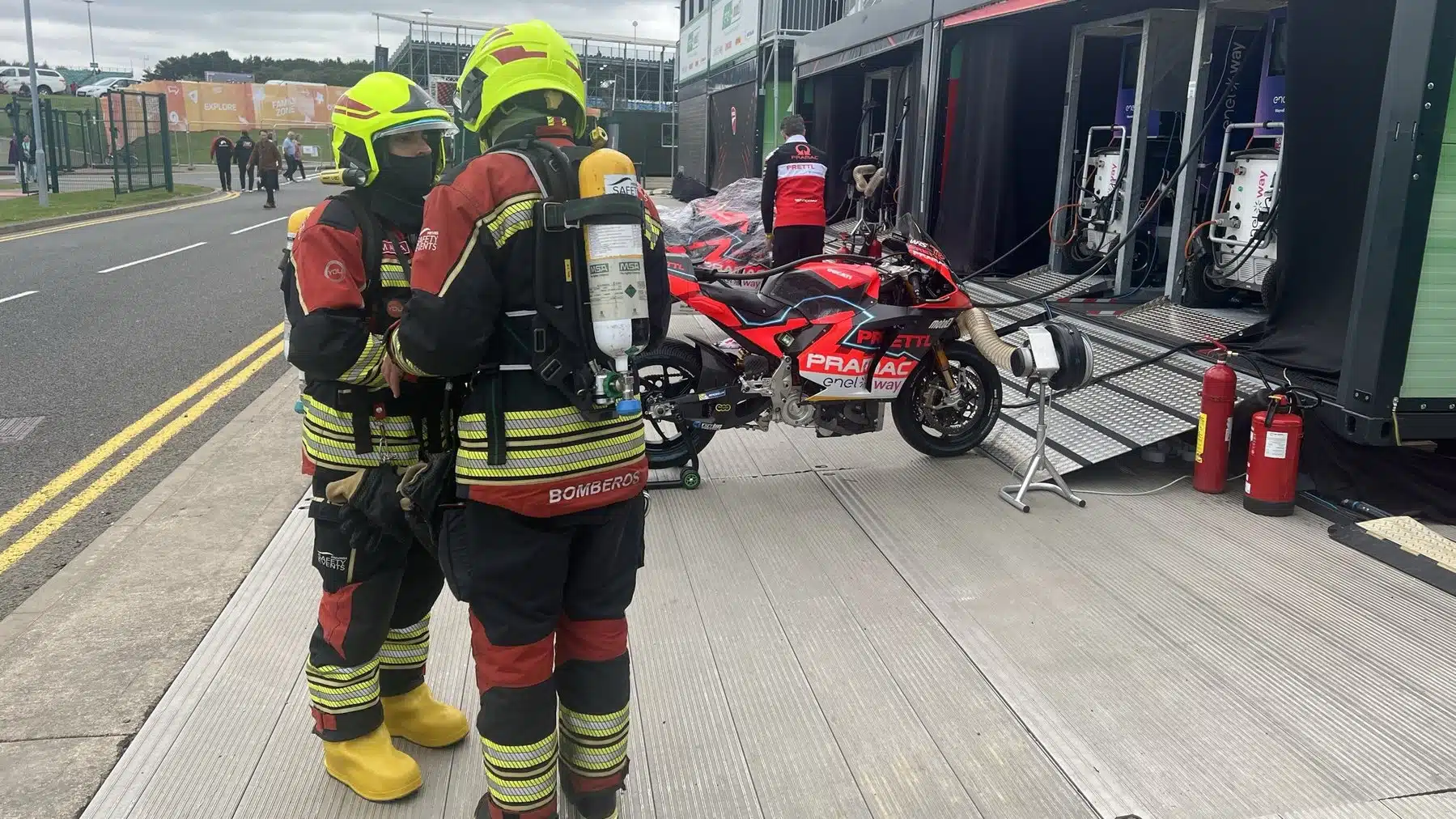 Le paddock de MotoGP d’aujourd’hui, rempli d’unités d’accueil géantes.