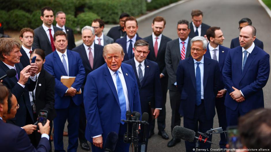 Donald Trump annonce un accord de régulation autonome entre les entreprises d'IA !