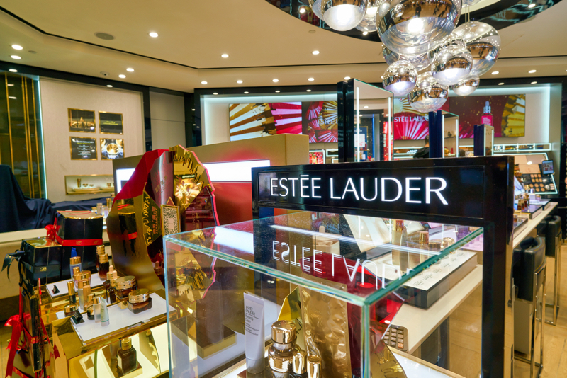 Estée Lauder : La direction UK vise des leviers de croissance et TikTok Shop après un tournant mondial !