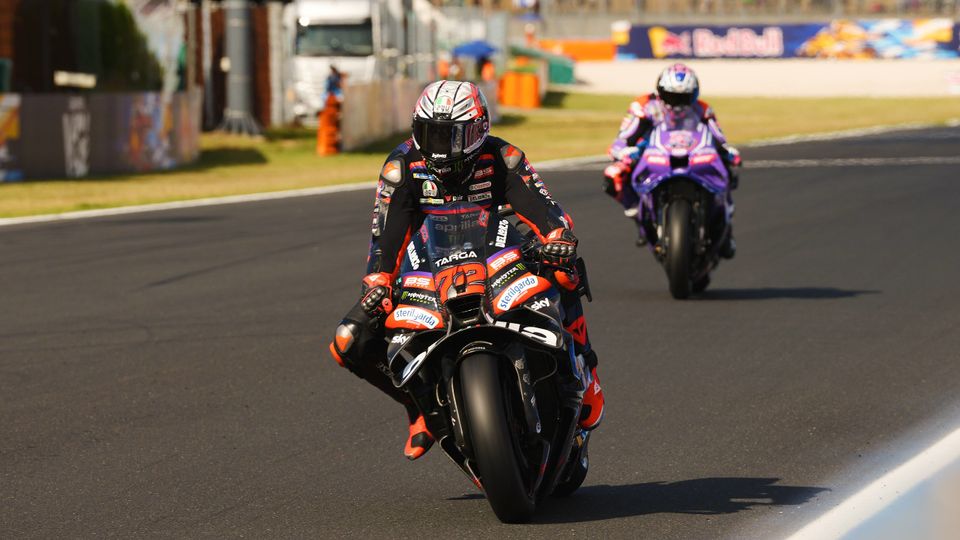 Marco Bezzecchi sur son Aprilia devant Jack Miller lors de la MotoGP à Misano.