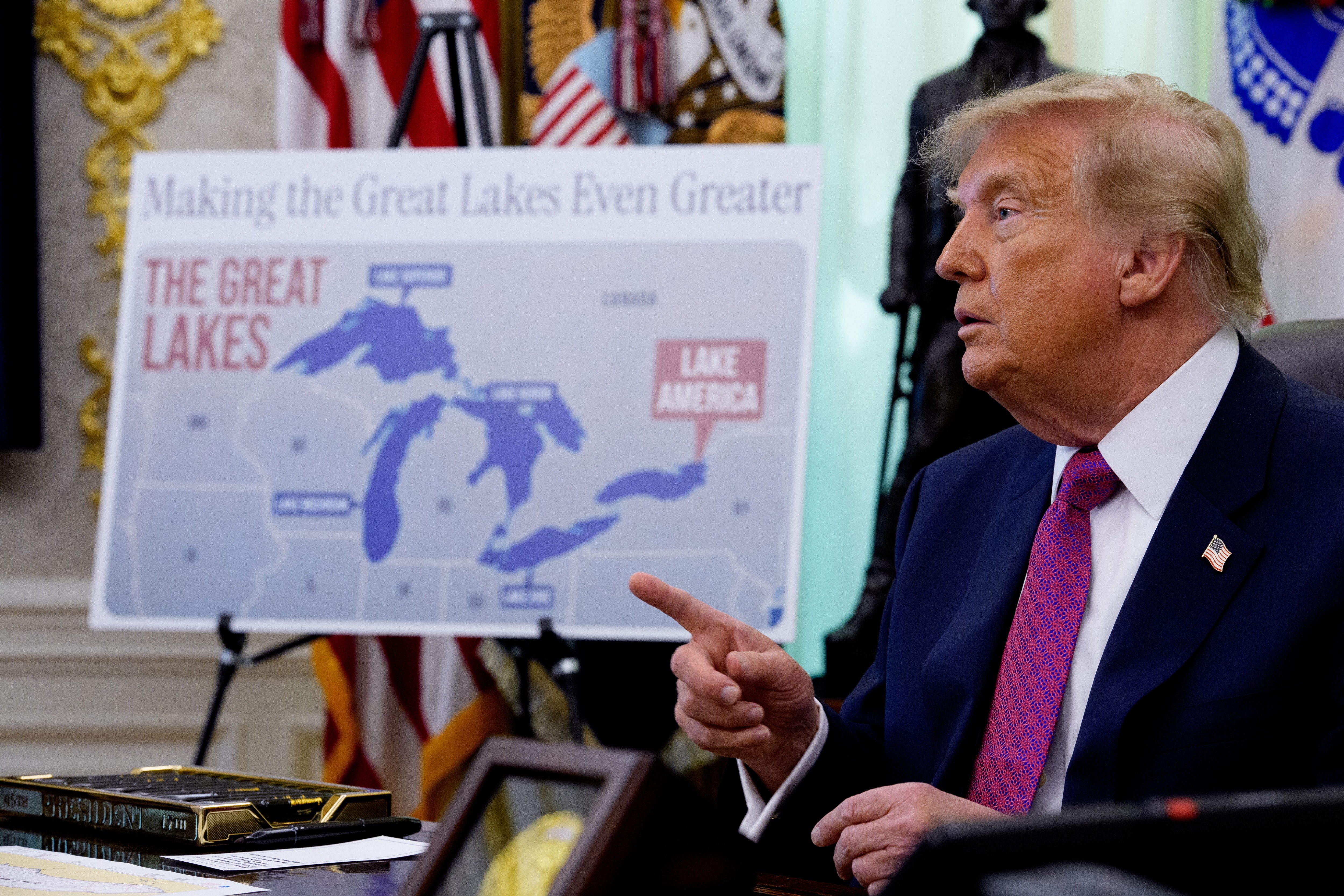 Donald Trump signe un ordre exécutif pour renommer le lac Ontario en Lac Amérique.