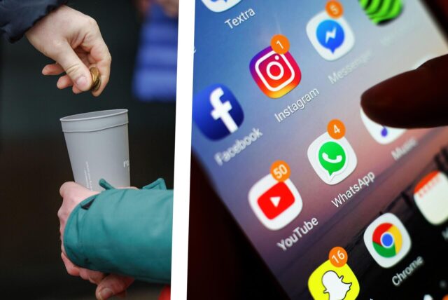Une personne tient un gobelet, tandis qu'une autre main tient une pièce de monnaie. Un smartphone à côté montre plusieurs applications de réseaux sociaux.