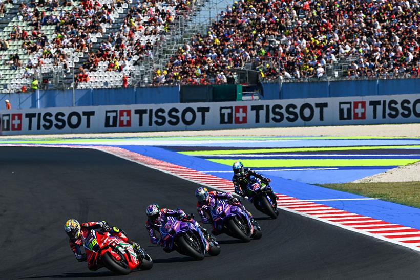 Joan Mir devant un trio de pilotes Yamaha à Misano