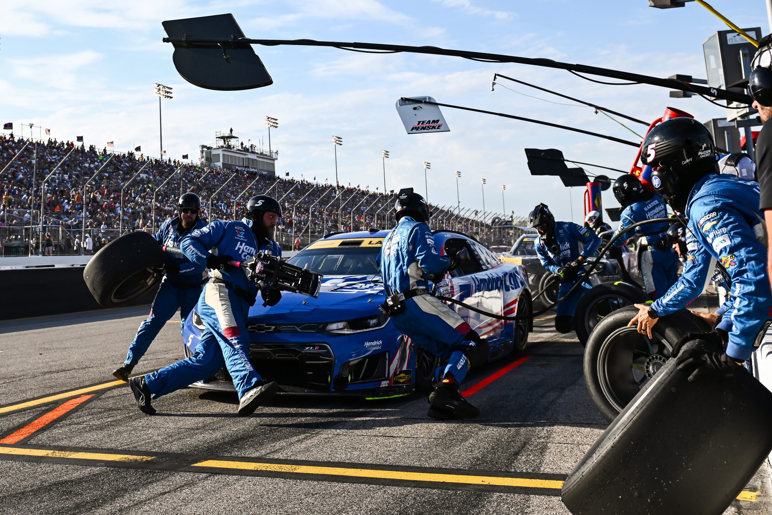 Kimi Antonelli brille en F1 tandis que Kyle Larson se rapproche du leader de la Chase NASCAR, Denny Hamlin !