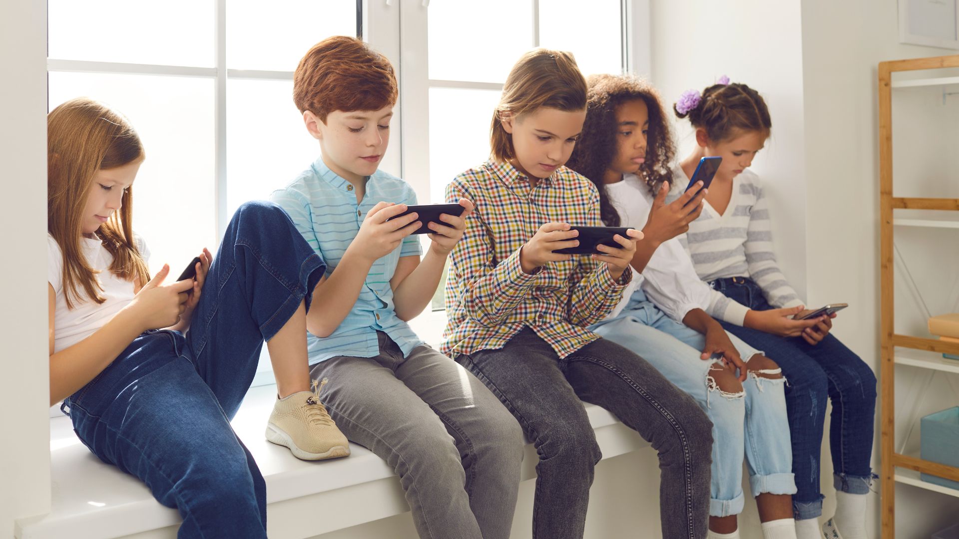 L'Europe renforce les règles de sécurité pour les enfants sur TikTok, YouTube et les chatbots IA !