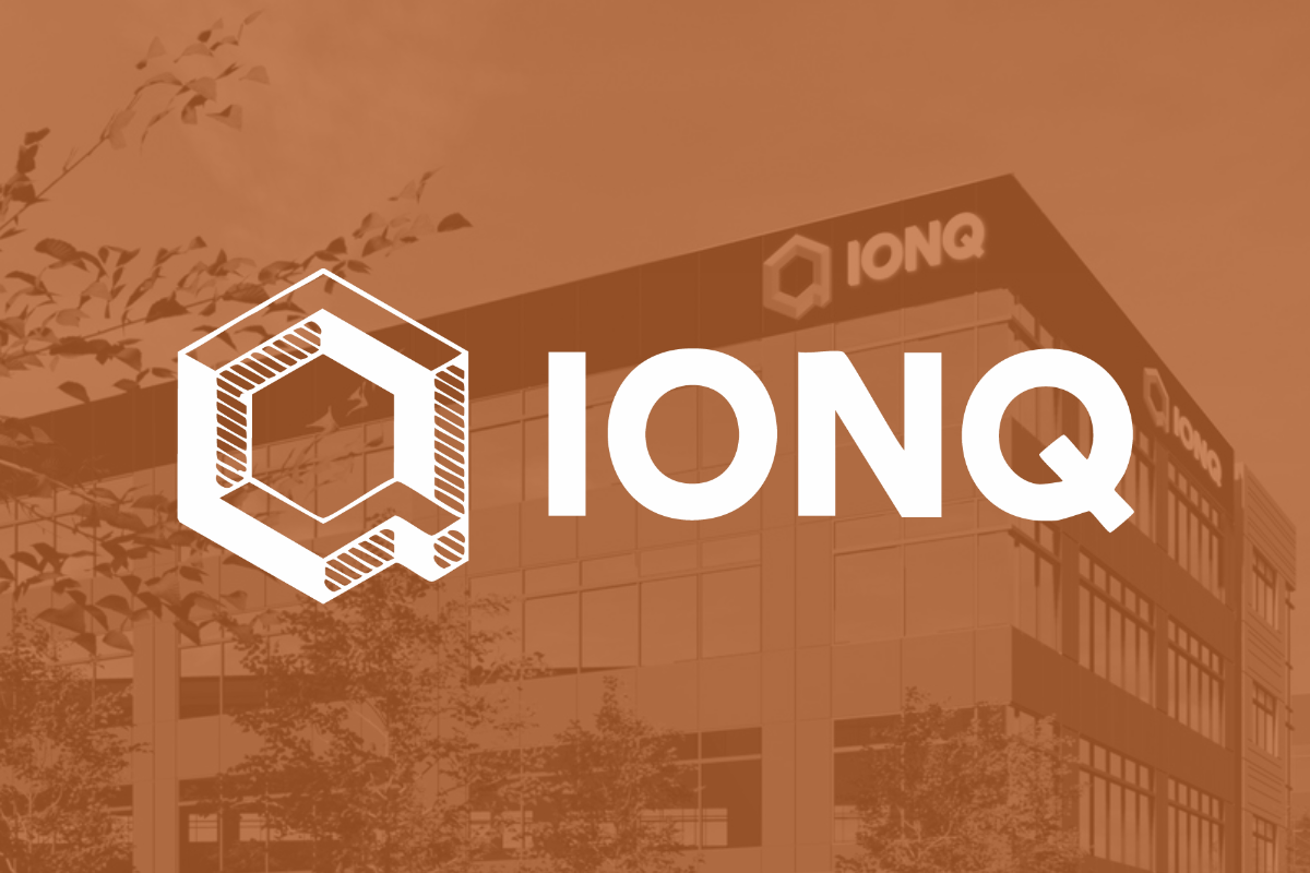 Logo IonQ sur fond orange.