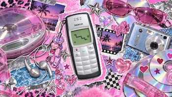 Un téléphone Nokia gris, un reproducteur de disques compacts, une caméra, des lunettes de soleil et divers accessoires disposés sur un fond rose