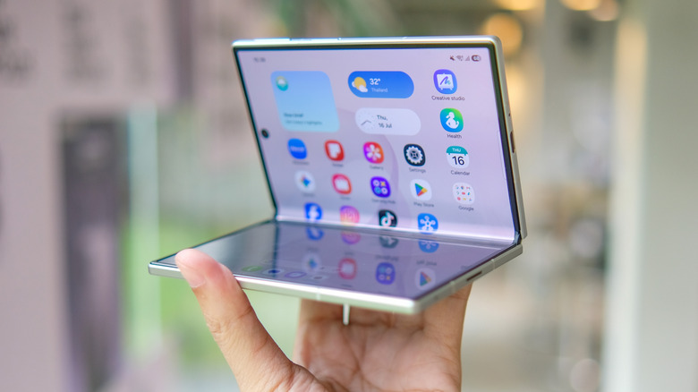 Une main tenant un appareil Samsung Fold.