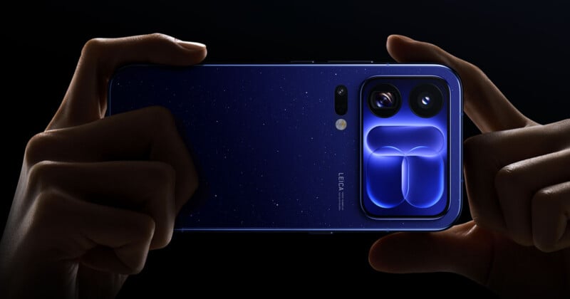 Un smartphone bleu foncé avec un motif étoilé et un module photo prononcé sur l'arrière.
