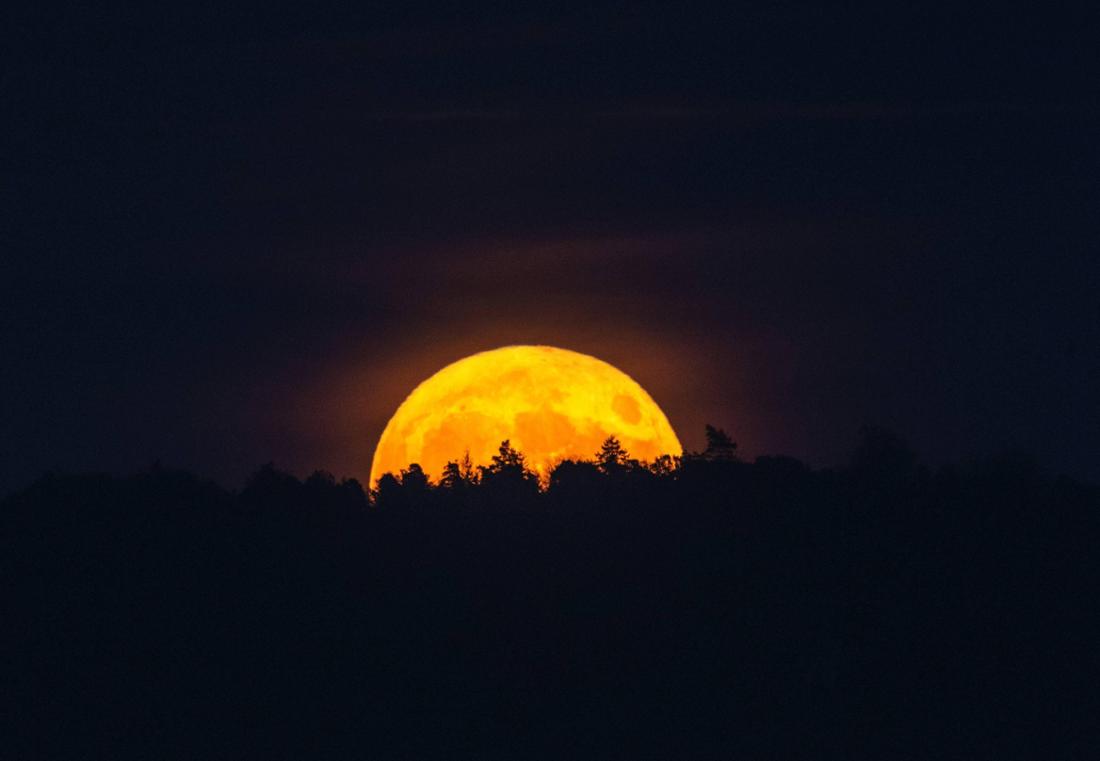 Quand la pleine lune se lève, elle semble particulièrement grande à cause d'une illusion nocturne.