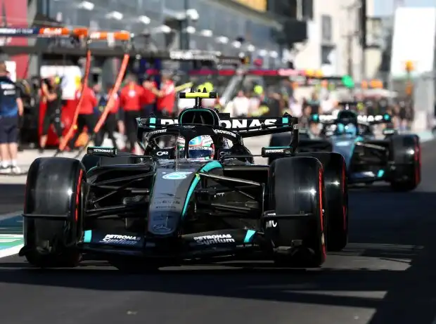 Mercedes à la pole
