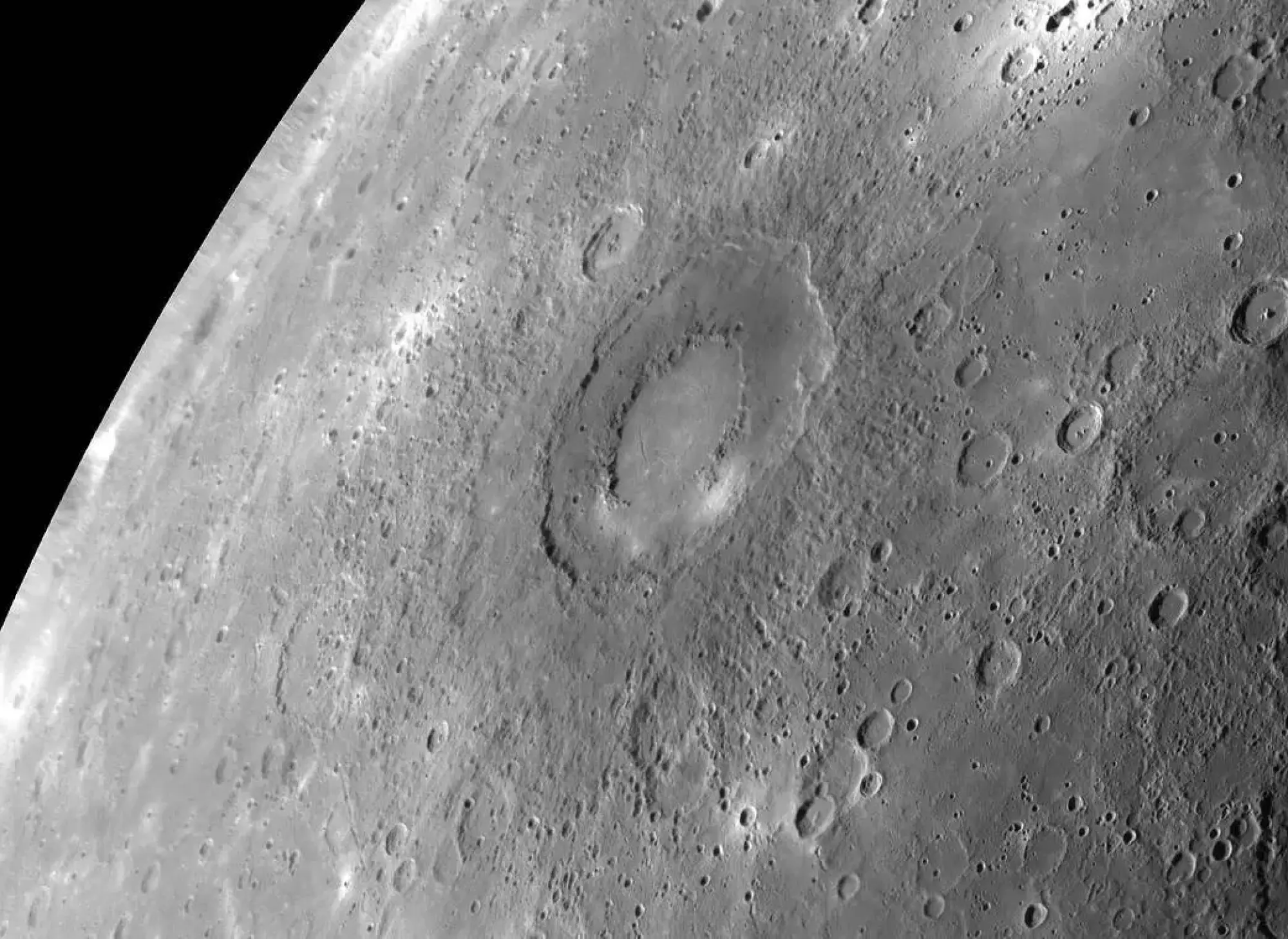 Le vaisseau spatial Messenger de la NASA observant le cratère Rachmaninoff