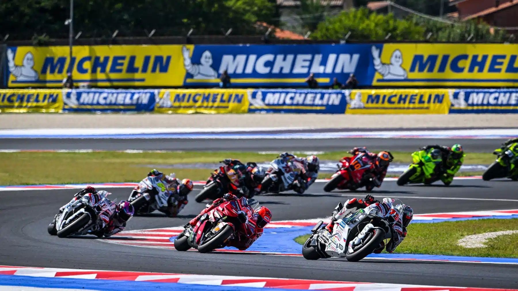 Bezzecchi mène la charge à la première boucle. Sept virages plus tard, il était hors course, faisant de Márquez et Martin les favoris au titre.