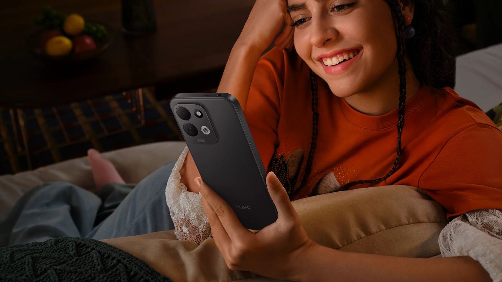 Une jeune femme tenant le REDMI 17 4G