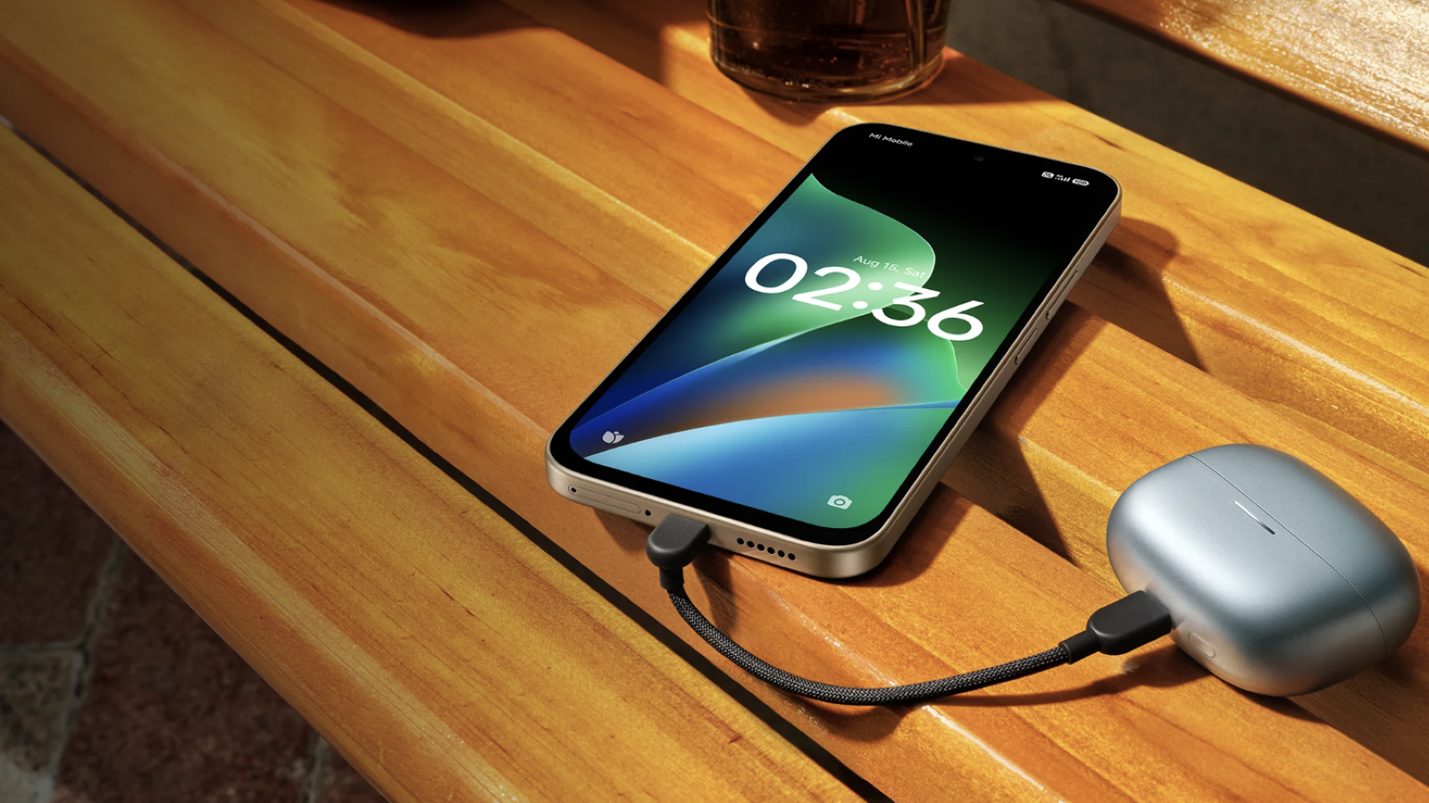 Le Redmi 17 4G chargeant des écouteurs sans fil