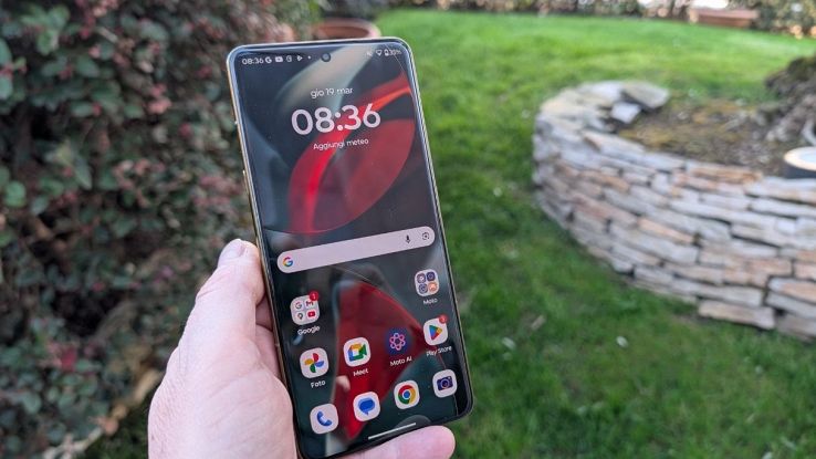 Écran d'accueil du Motorola Signature avec Android 16 et les applications Google en avant