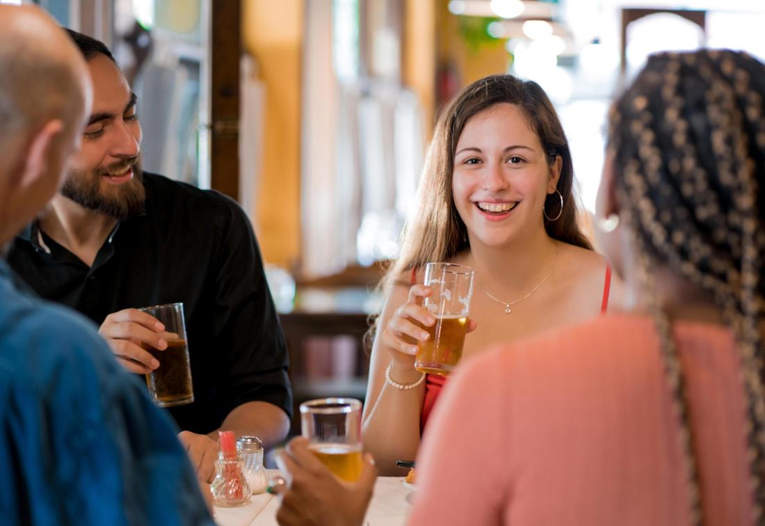 Amis dans un restaurant