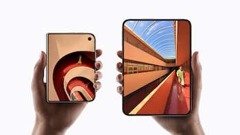 Deux mains tenant un appareil mobile pliable sur fond blanc, une main montrant le téléphone fermé et l'autre déplié