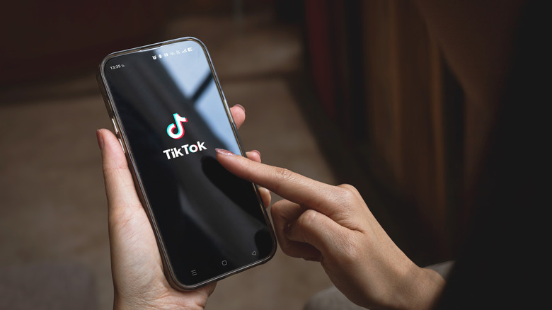 TikTok logo sur un téléphone.