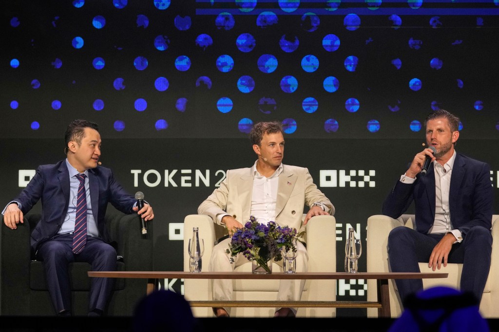 Eric Trump, Vice-président exécutif de The Trump Organization, s'exprime avec Zach Witkoff et Justin Sun lors d'un événement crypto à Dubaï, le 1er mai 2025.