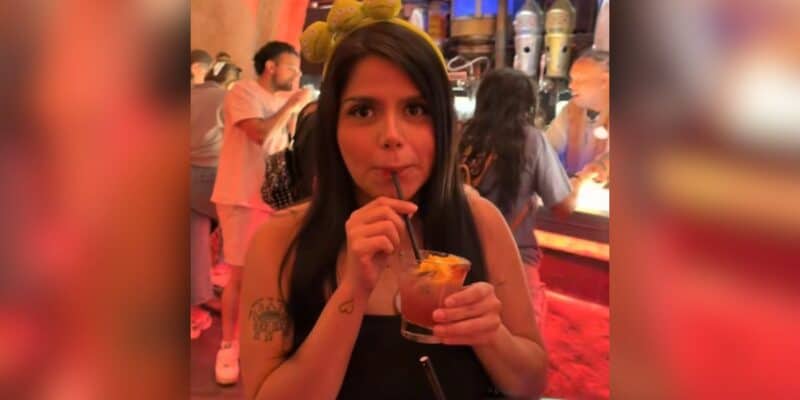 Un client dégustant une boisson à Oga's Cantina.