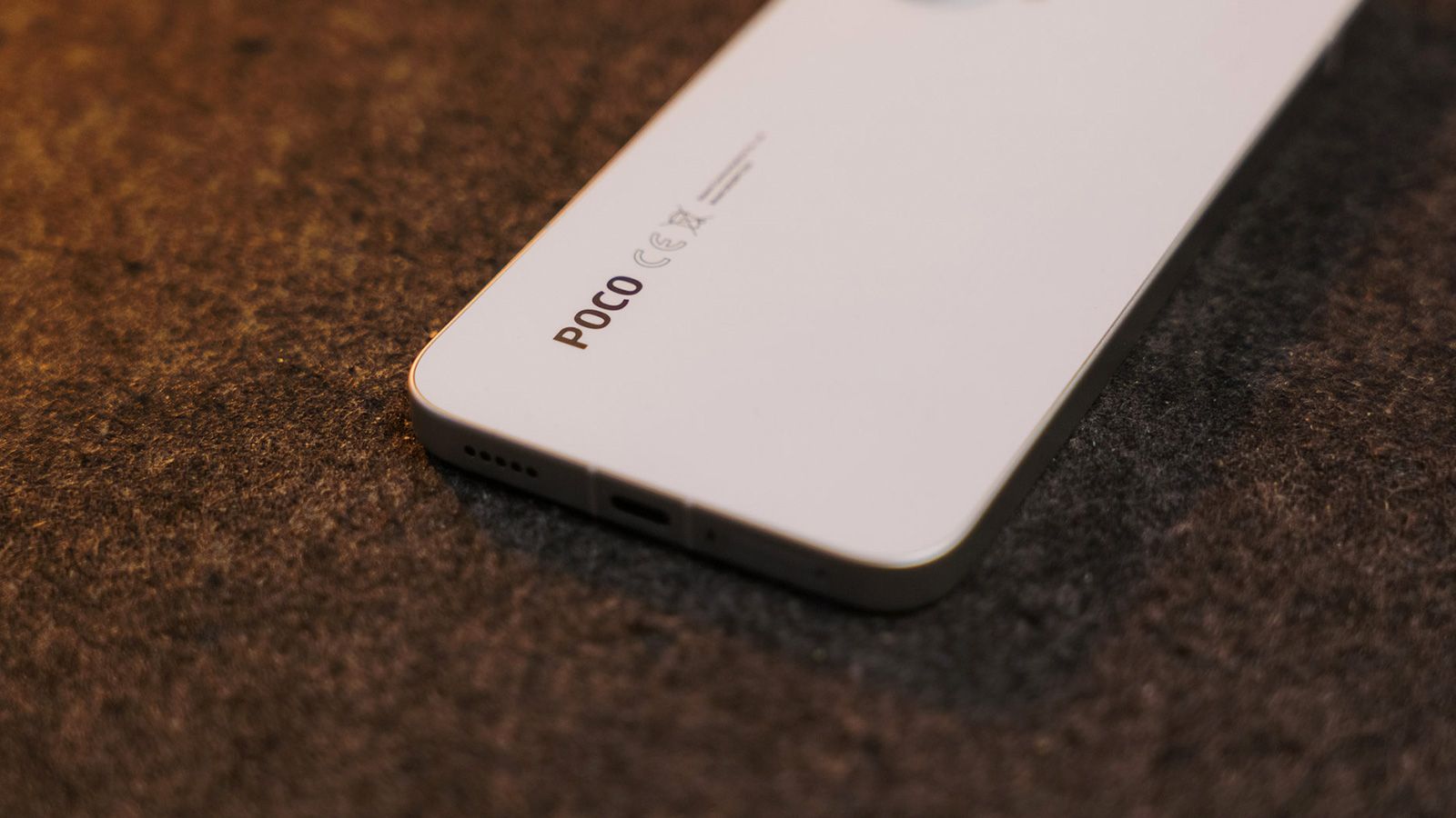 Détail de la partie arrière d'un smartphone POCO.