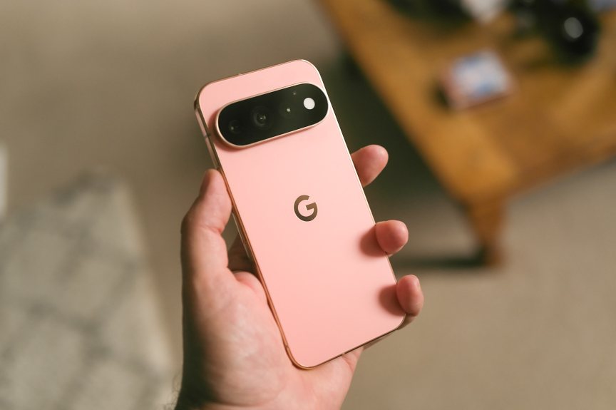 Un téléphone Google Pixel dans une main