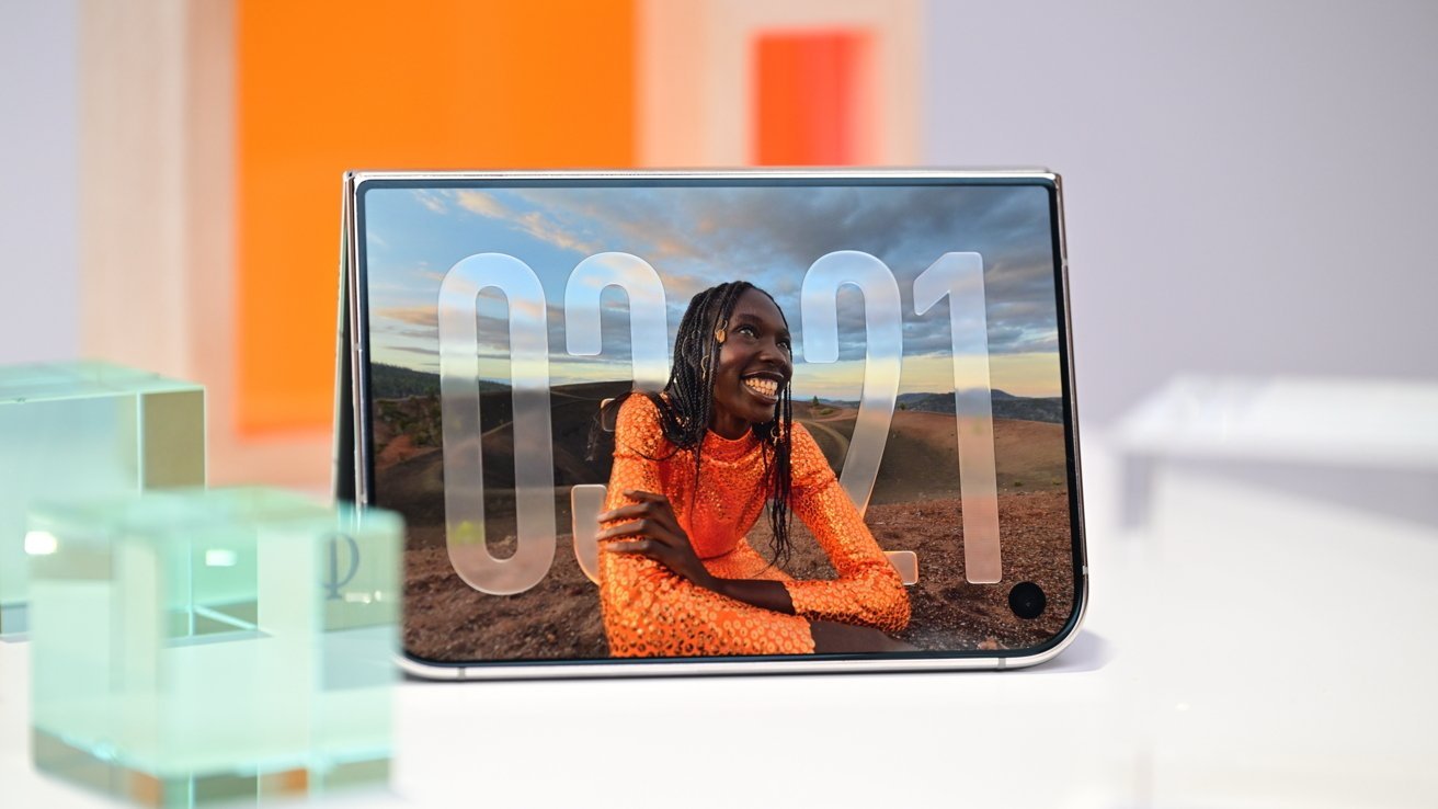 iPhone Duo plié sur une table