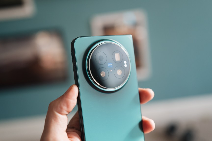 Un gros plan de l'appareil photo du Vivo X Fold 6.
