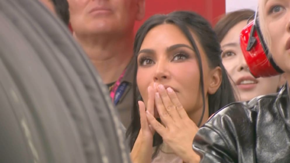 Kim Kardashian dans le garage Ferrari