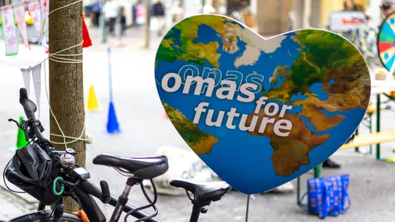 Omas for Future-Schild hinter Fahrrädern
