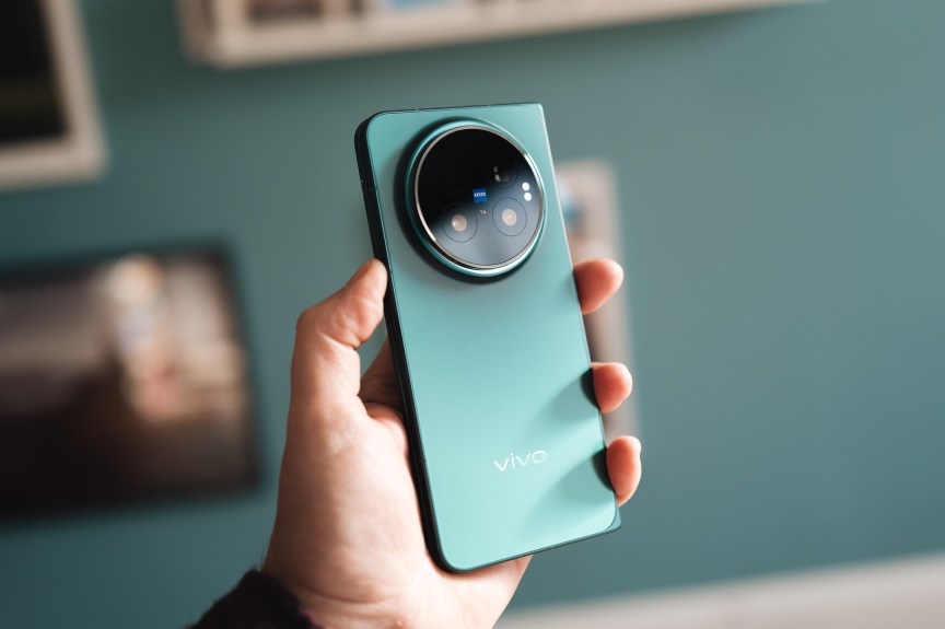 Une main tient le Vivo X Fold 6, exhibant son magnifique dos bleuté.