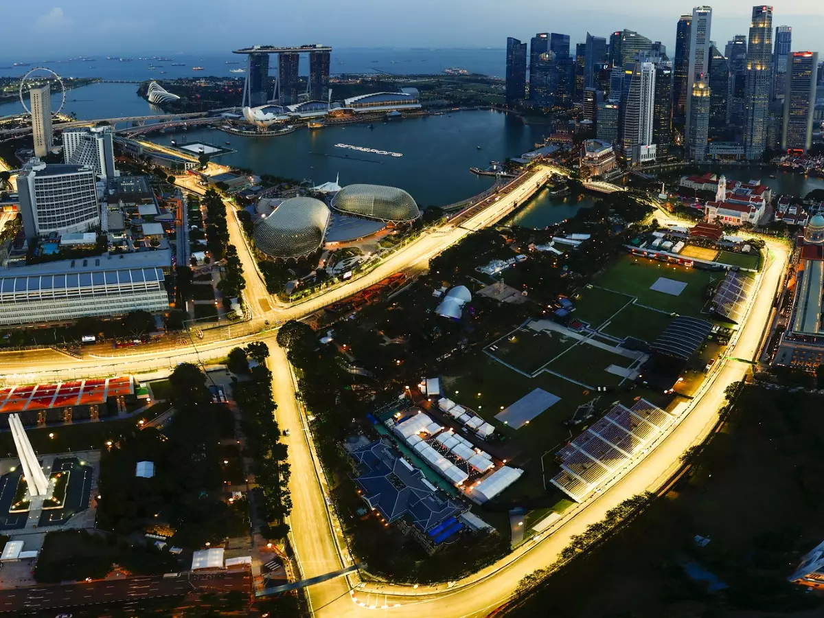 Vue de la piste de Formule 1 illuminée à Singapour