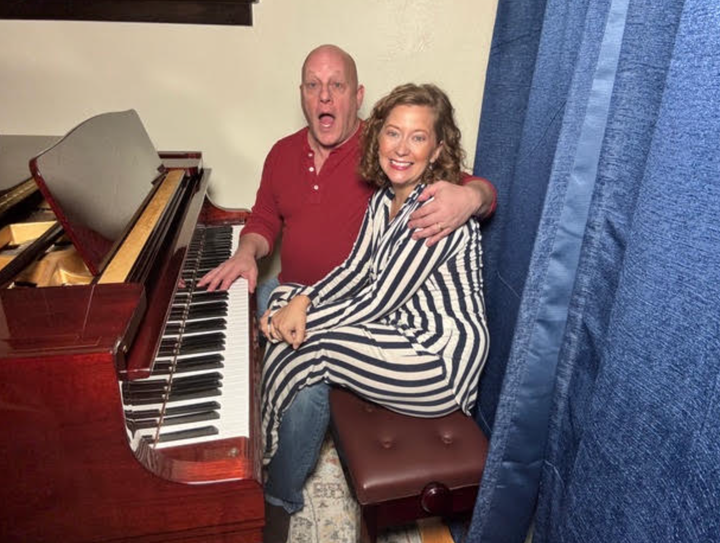 L'auteur et son mari, Joshua, au piano dans leur salon.