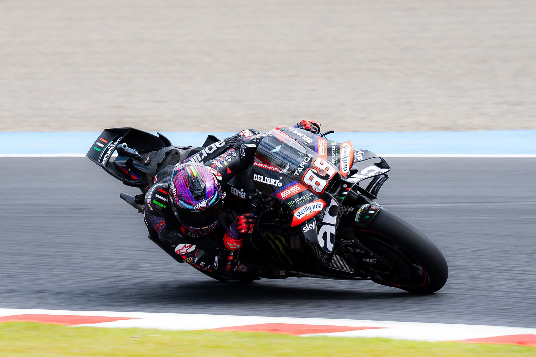 Jorge Martin avec le numéro 89 en pleine inclinaison sur l'Aprilia RS-GP – MotoGP Japon-GP Motegi 2026