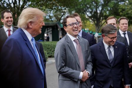 Dario Amodei, cofondateur et directeur exécutif d'Anthropic, flanqué du président américain Donald Trump.
