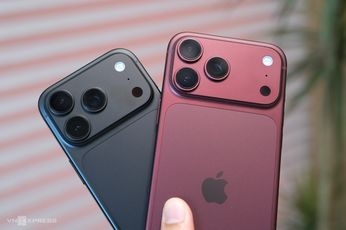 iPhone 18 Pro d'Apple en couleurs bordeaux et noir. Photo par VnExpres/Tuan Hung