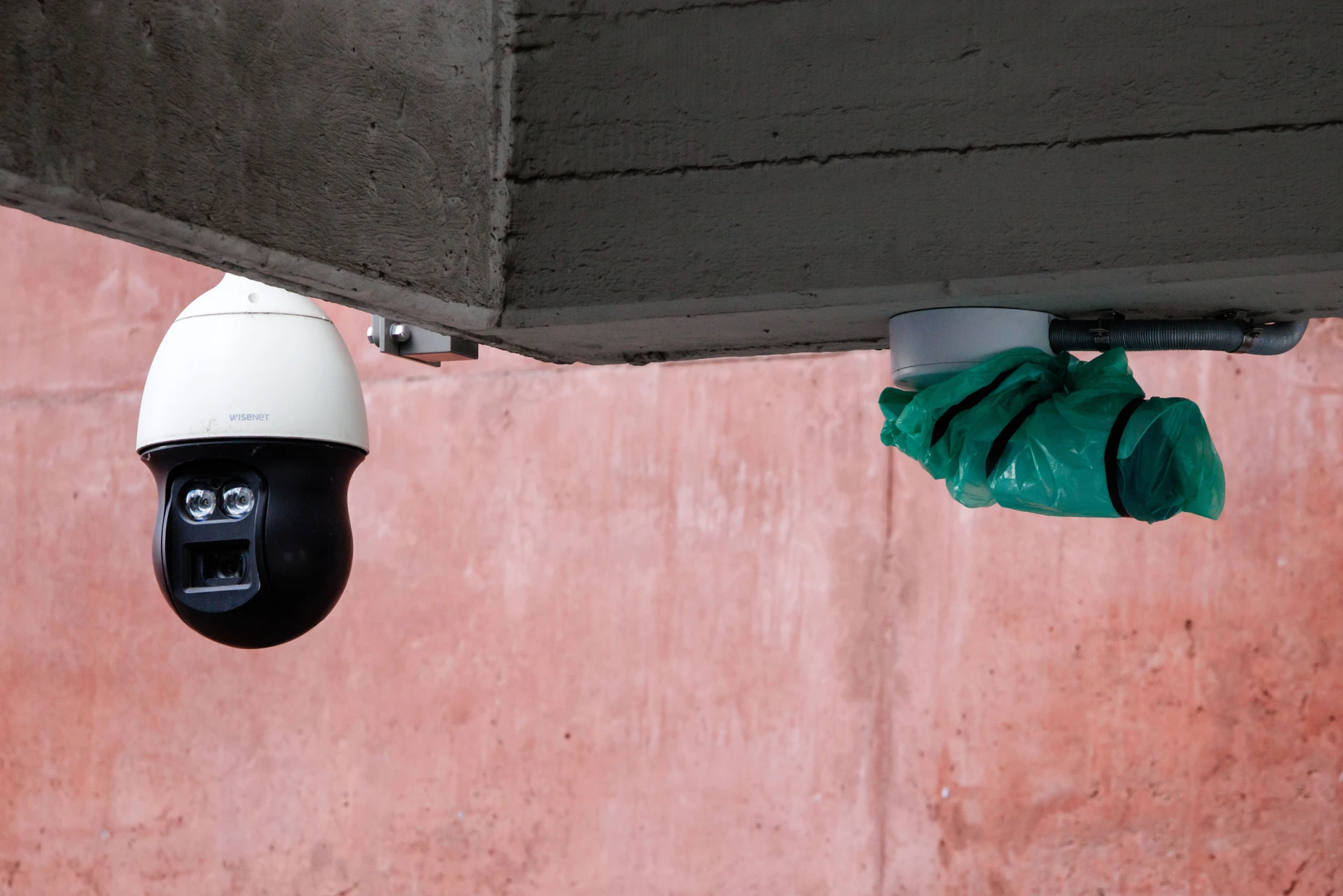 Caméras de surveillance récemment installées au Kottbusser Tor à Berlin