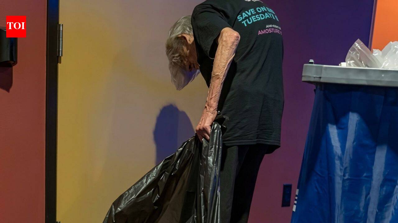 Un jeune cinéphile du Tennessee récolte plus de 146 000 $ en moins de 24 heures pour un employé AMC de 80 ans qui vidait les poubelles !
