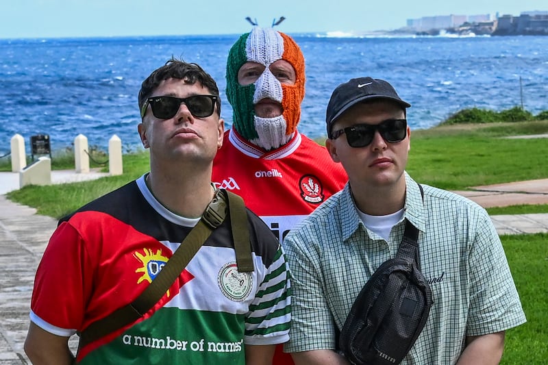 Trio Kneecap Móglaí Bap, DJ Próvaí et Mo Chara.