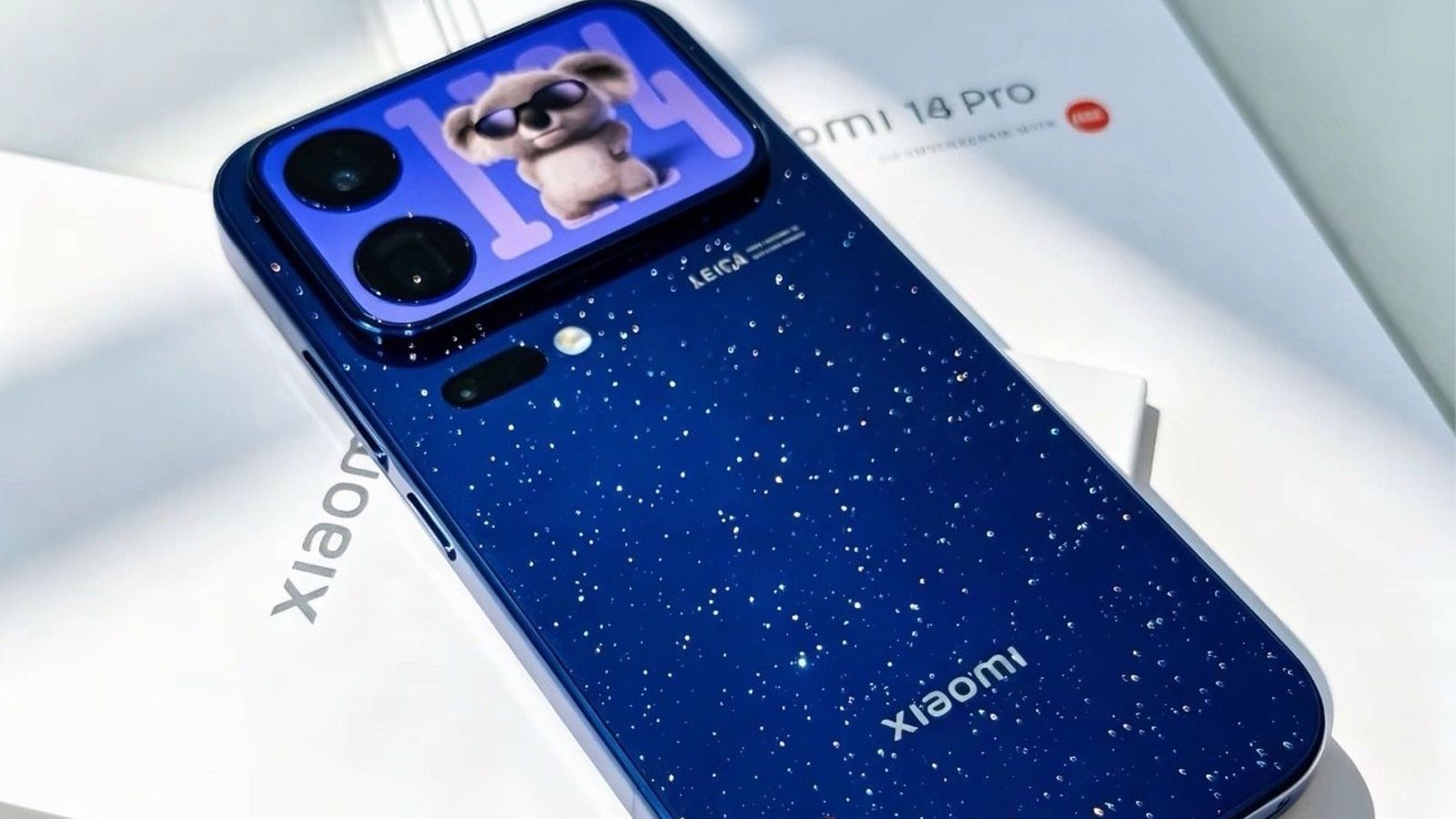 Détail du module de caméras et de l'écran arrière du Xiaomi 18 Pro en bleu.